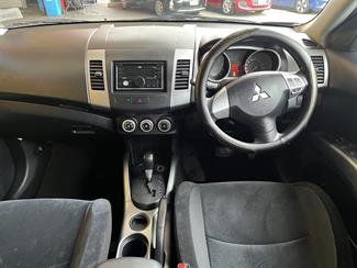 2011 Mitsubishi Outlander - Thumbnail