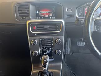 2016 Volvo V60 - Thumbnail