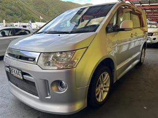 2009 Mitsubishi DELICA - Thumbnail