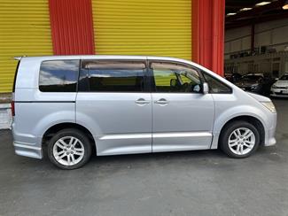 2009 Mitsubishi DELICA - Thumbnail