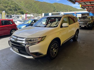 2016 Mitsubishi Outlander - Thumbnail