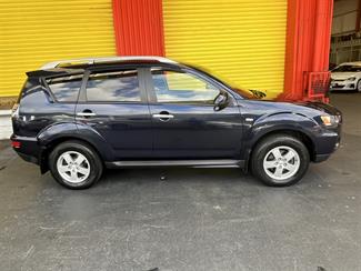 2010 Mitsubishi Outlander - Thumbnail