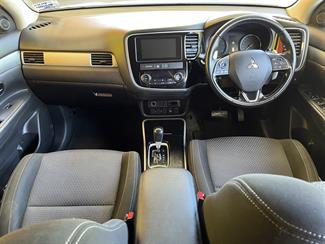 2017 Mitsubishi Outlander - Thumbnail