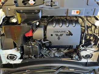 2017 Mitsubishi Outlander - Thumbnail