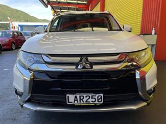 2017 Mitsubishi Outlander - Thumbnail