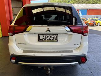 2017 Mitsubishi Outlander - Thumbnail