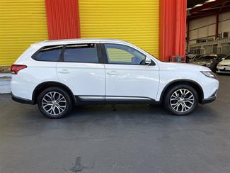2017 Mitsubishi Outlander - Thumbnail